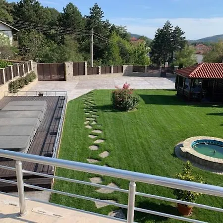 луксозна - стрелча, джакузи с минерална вода Villa Strelcha