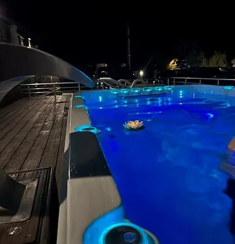 луксозна - стрелча, джакузи с минерална вода ストレルチャ